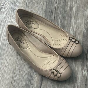 LifeStride Taupe Farrow Wedge Pumps size 9.5